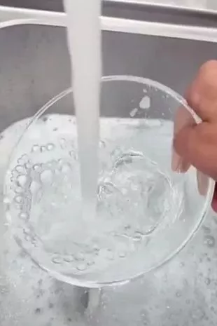 辛奇太太的“天才”清洗技巧:用普通的家居用品清洗结婚戒指和订婚戒指