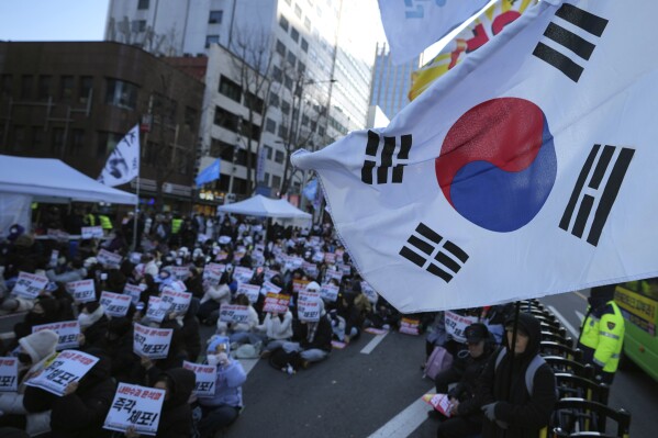 韩国调查人员要求被弹劾的总统就戒严令出庭接受质询