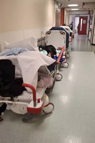 这张该死的照片揭示了急症室病人在手推车上等待的NHS危机的严峻现实