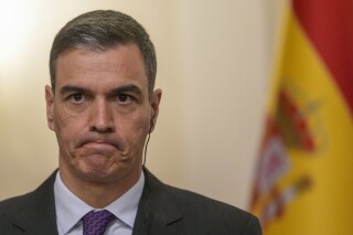 西班牙首相正在与他称之为诽谤运动的法律案件作斗争。以下是你需要知道的